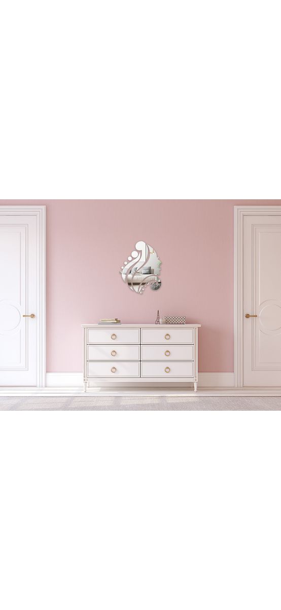 Decoraţiune de perete Glamour Girl din oglindă acrilică argintie, 40x50 cm.