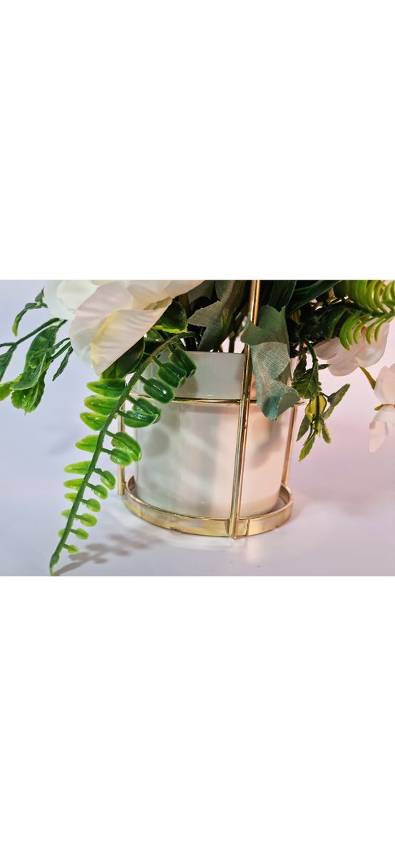 Aranjament flori artificiale alb în vas ceramic alb şi suport metalic auriu, 20 cm înălţime