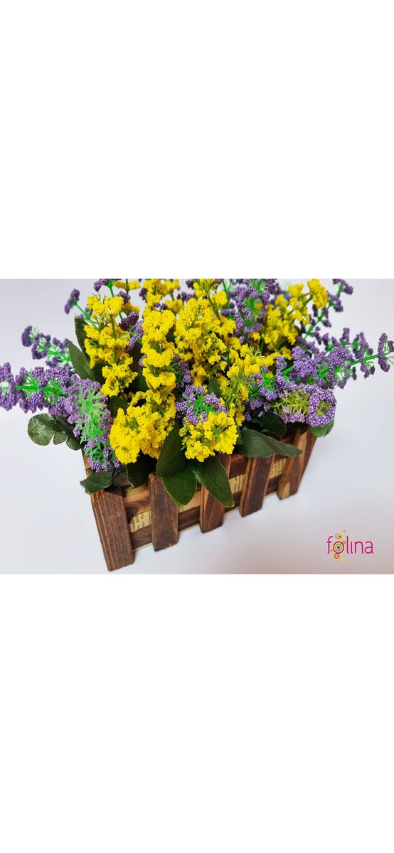 Decoraţiune cu flori artificiale mov şi galbene, în cutie din lemn maro