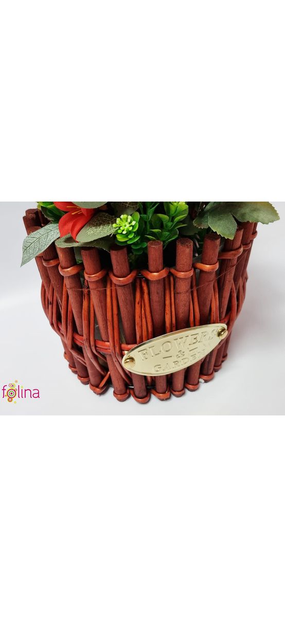 Coş din lemn maro roşiatic, cu flori artifciale roşii, 30 cm