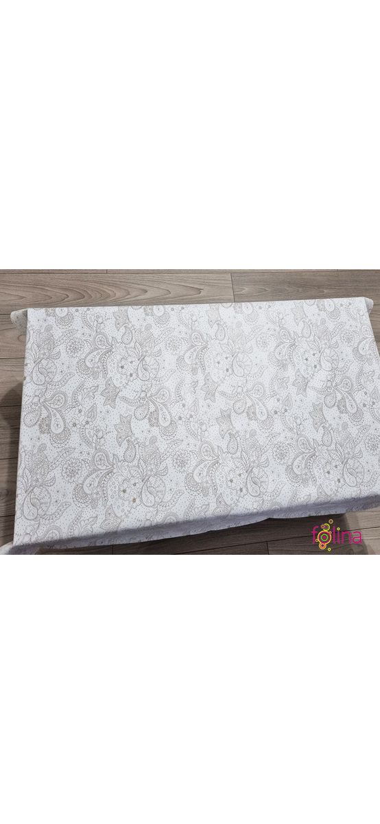 Faţă de masă impermeabilă, albă cu model floral stilizat maro, 140 cm lăţime
