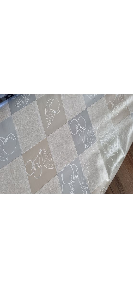 Faţă de masă impermeabilă Bergamo Kira, d-c-fix, bej cu imprimeu pătrate şi cireşe, 138 cm lăţime