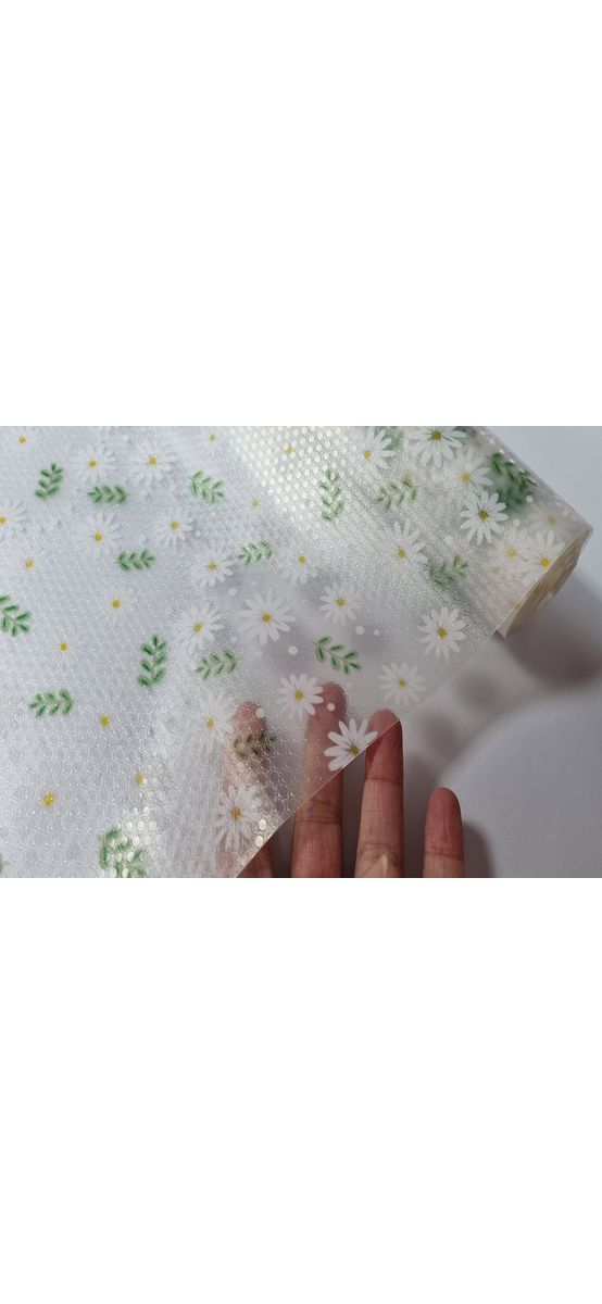 Folie protecţie sertare, PVC semitransparent cu flori albe, material impermeabil, rolă de 50 cm x 5 metri