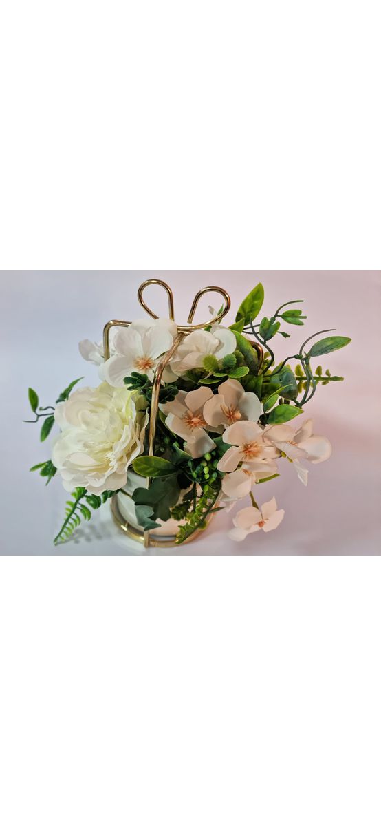 Aranjament flori artificiale alb în vas ceramic alb şi suport metalic auriu, 20 cm înălţime
