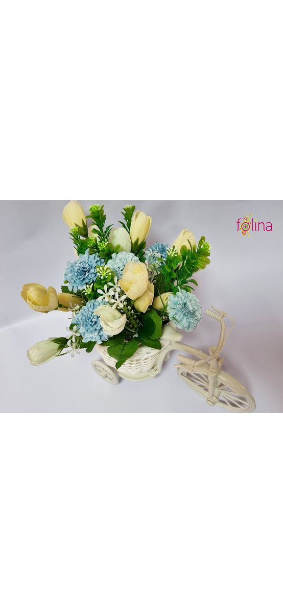 Bicicletă decorativă albă, Folina, decor cu flori artificiale crem şi bleu