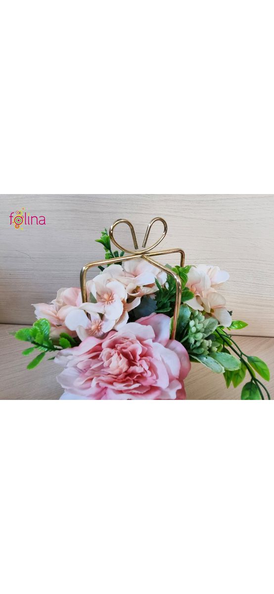 Aranjament flori artificiale roz în vas ceramic alb şi suport metalic auriu, 20 cm înălţime
