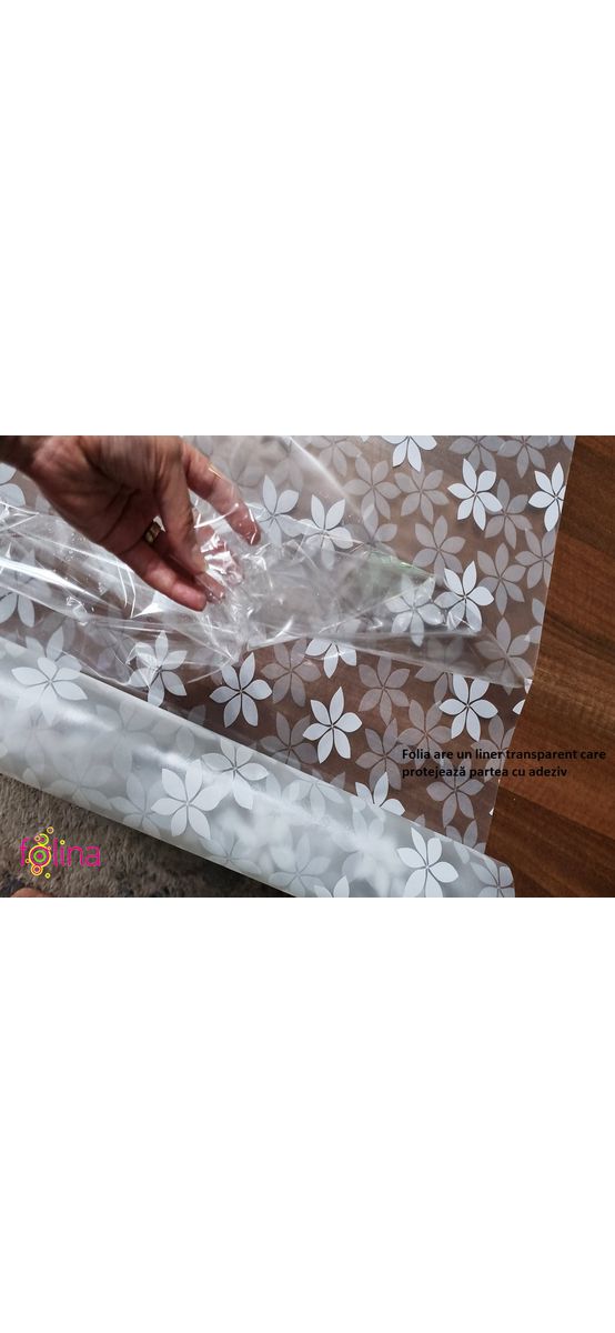 Folie geam autoadezivă, Folina Tina, sablare cu imprimeu flori albe, 90 cm latime