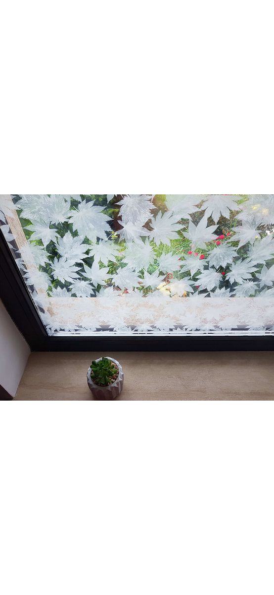 Folie geam autoadezivă, fundal transparent cu frunze albe, Folina, 152 cm lăţime