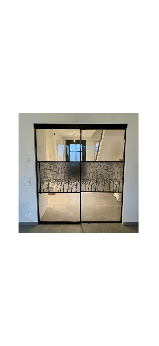 Folie geam autoadezivă, sablare tip bordură decorativă cu model pădure minimalistă, rolă de 45x200 cm, racletă de aplicare inclusă