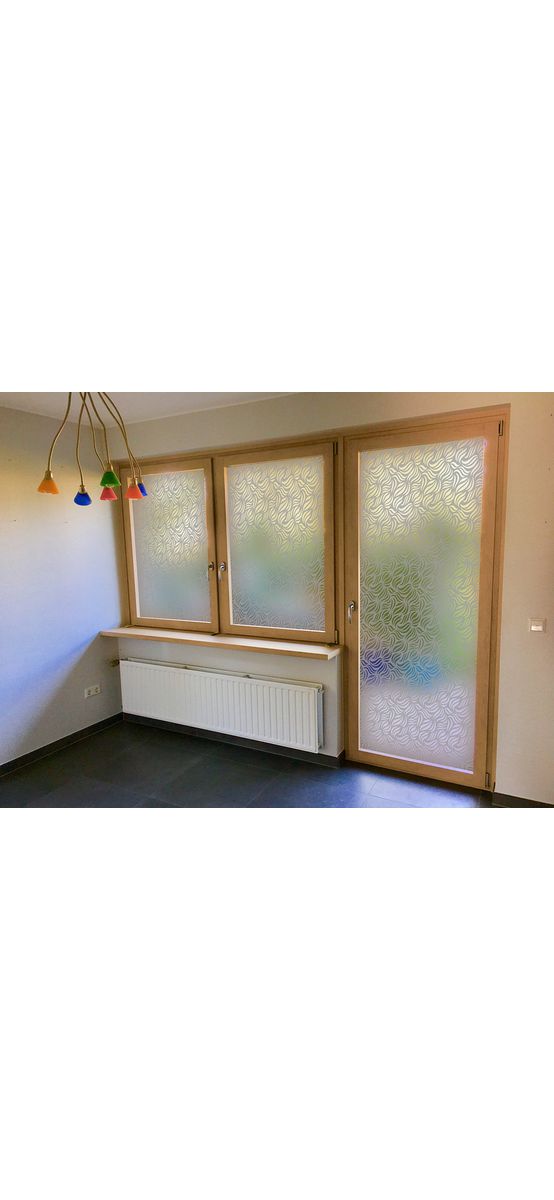 Folie geam autoadezivă Waves, cu model decupat, rolă cu lățimea de 120 cm, racletă inclusă 