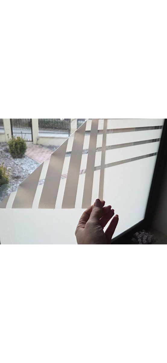 Folie geam autoadezivă sablare albă, PET transparent cu dungi decorative – lățime 60 cm, vânzare la metru liniar