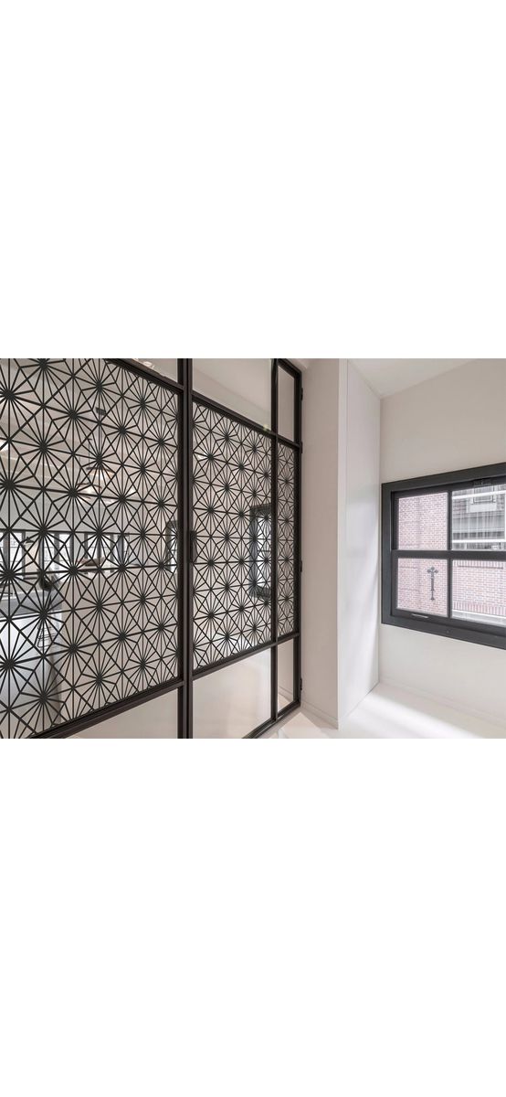 Folie geam autoadezivă Squares, Folina, rtransparentă cu model geometric negru, 122 cm lăţime