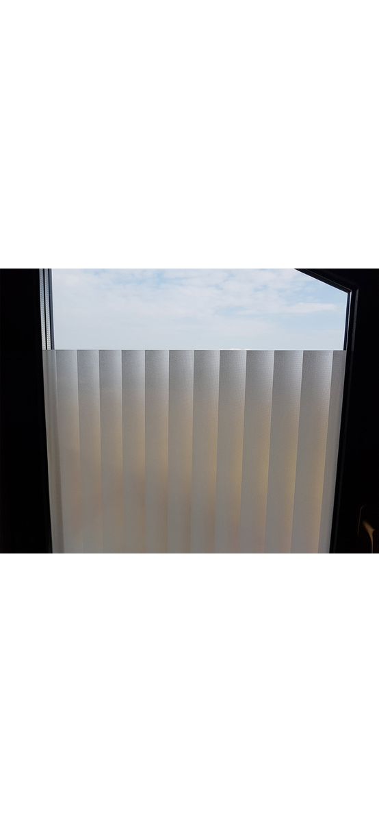 Folie geam autoadezivă Jaluzele, Folina, sablare cu dungi verticale albe, 90 cm lăţime