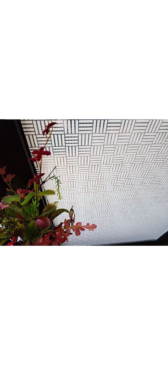 Folie geam autoadezivă Arlo, cu model geometric alb pe fundal transparent, rolă de 75x200 cm
