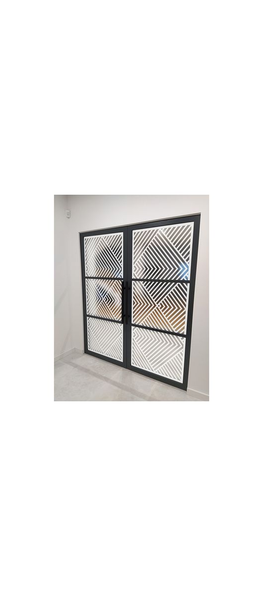 Folie sablare uşă din sticlă, Folina, model geometric cu romburi și linii albe, rolă de 100x210 cm, cu racletă aplicare şi cutter incluse