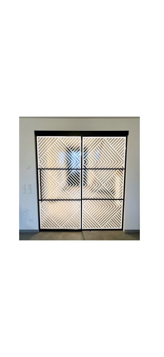 Folie sablare uşă din sticlă, Folina, model geometric cu romburi și linii albe, rolă de 100x210 cm, cu racletă aplicare şi cutter incluse