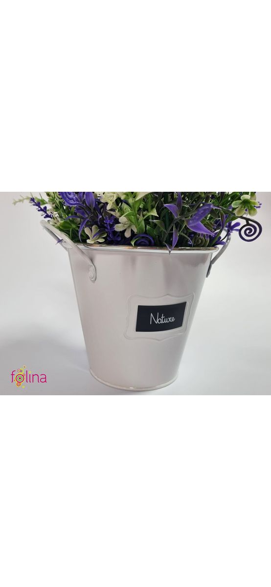Găletuşă metalică albă, Folina, cu flori artificiale mov şi albe, 20 cm