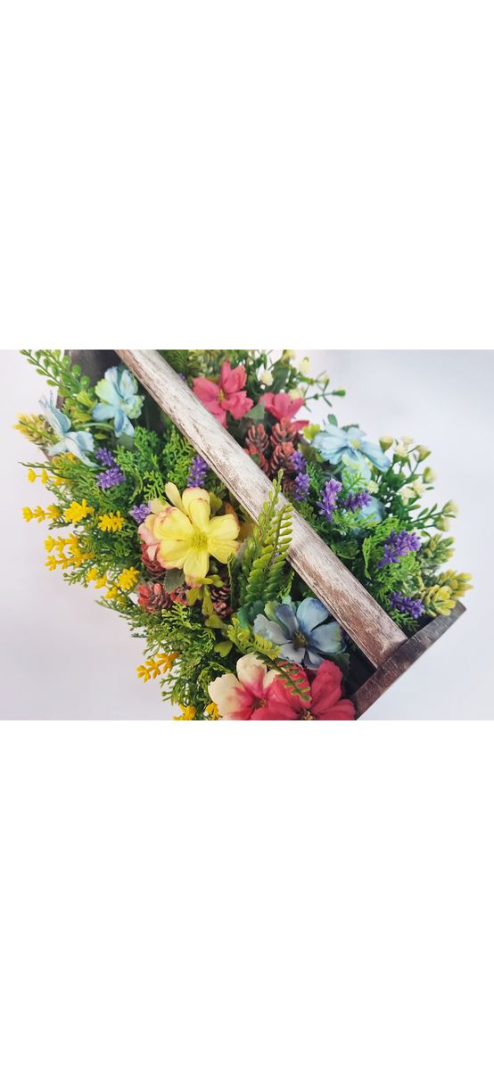 Flori artificiale colorate, Folina, aranjament în lădiţă din lemn