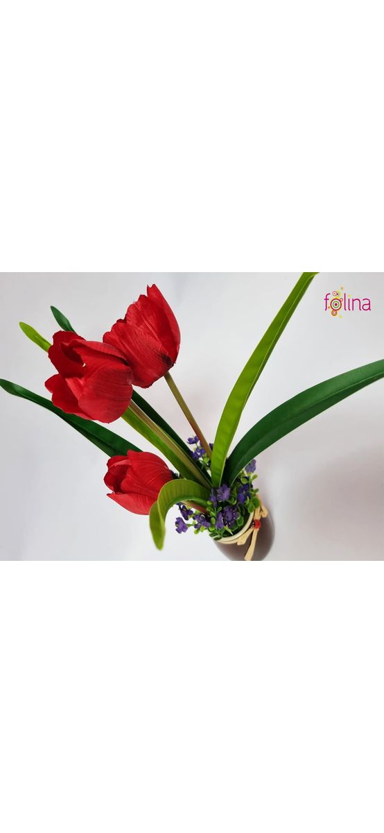 Decoraţiune cu lalele artificiale roşii în vas ceramic maro