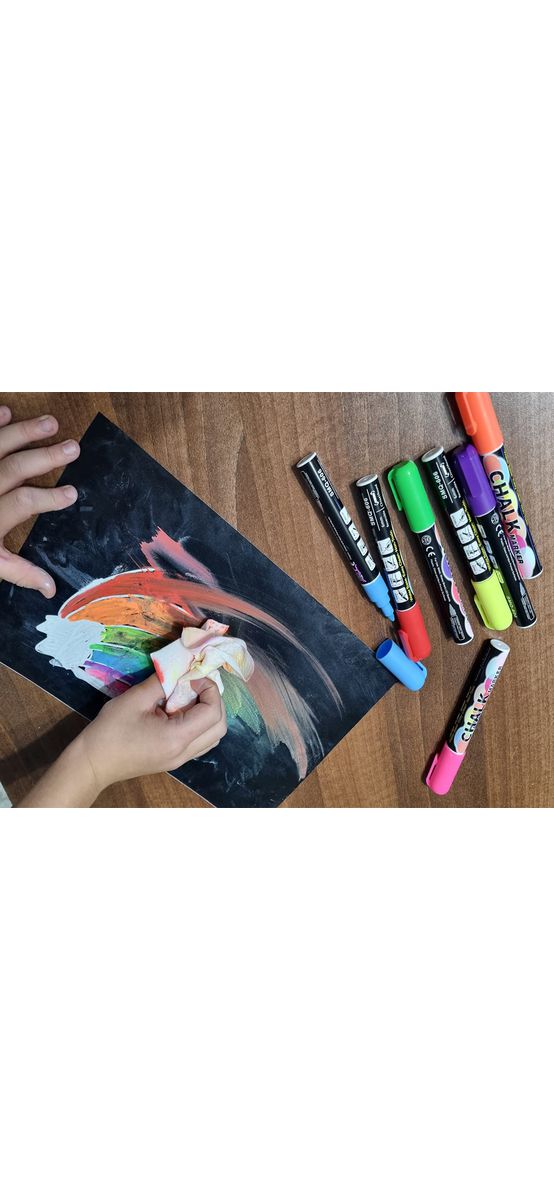 Set 5 coli A4 folie autoadezivă tip tablă de scris blackboard şi 8 markere cretă lichidă colorată