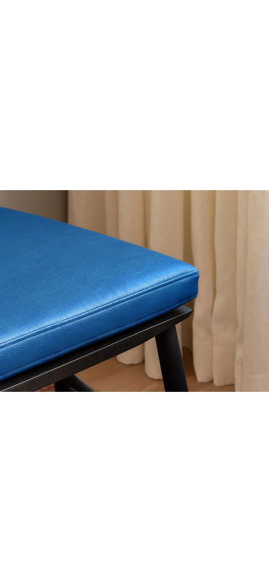 Piele ecologică autoadezivă culoare albastru cobalt, aspect natural, moale și flexibilă, grosime 0,8 mm, lățime 137 cm