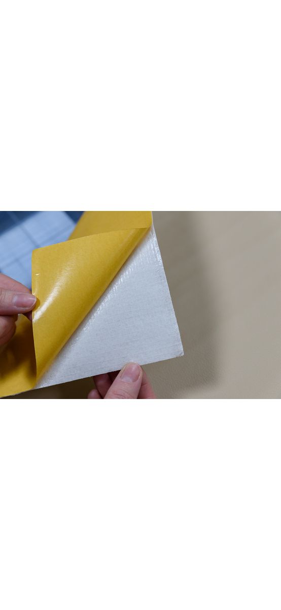 Piele ecologică autoadezivă culoare crem, aspect natural, moale și flexibilă, grosime 0,8 mm, lățime 137 cm