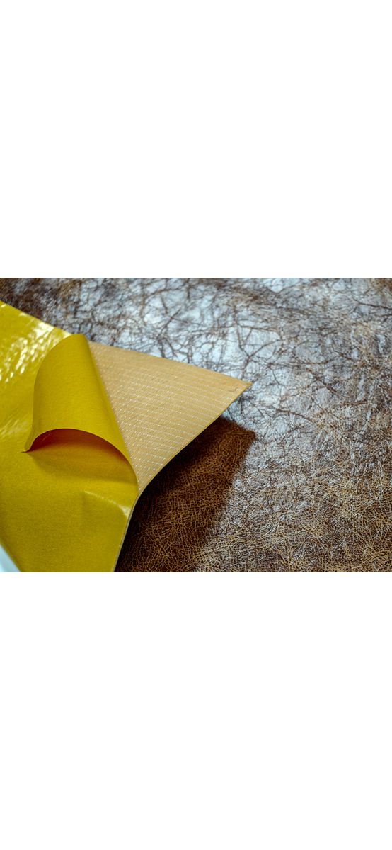 Piele ecologică autoadezivă culoare maro, aspect natural, moale și flexibilă, grosime 0,8 mm, lățime 139 cm