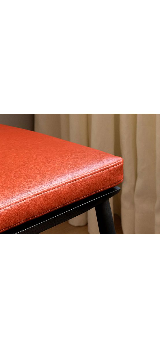 Piele ecologică autoadezivă culoare portocaliu cărămiziu, aspect natural, moale și flexibilă, grosime 0,8 mm, lățime 137 cm