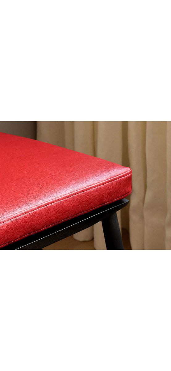 Piele ecologică autoadezivă culoare roșie, aspect natural, moale și flexibilă, grosime 0,8 mm, lățime 137 cm