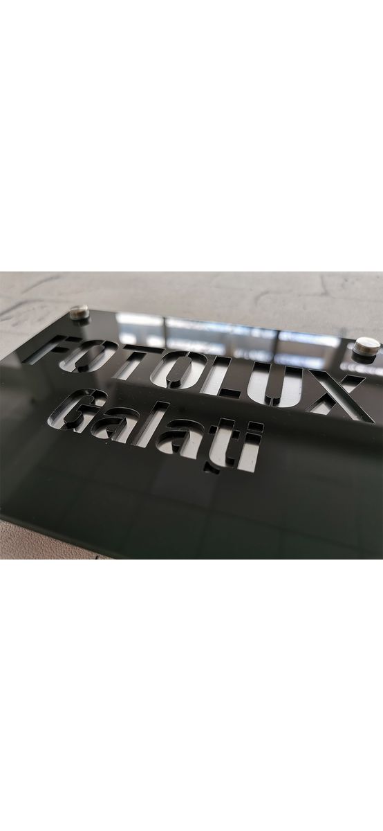 Plăcuţă 3D cu număr și/sau adresă casă, din plexi negru și auriu, cu text personalizat