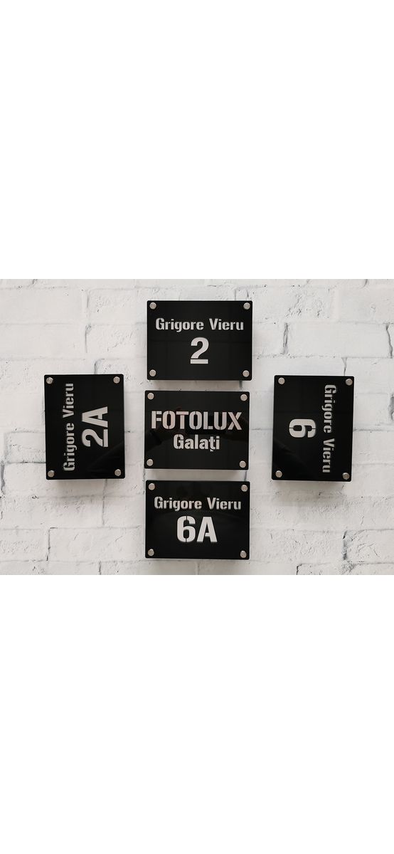 Plăcuţă 3D cu număr și/sau adresă casă, din plexi negru și auriu, cu text personalizat