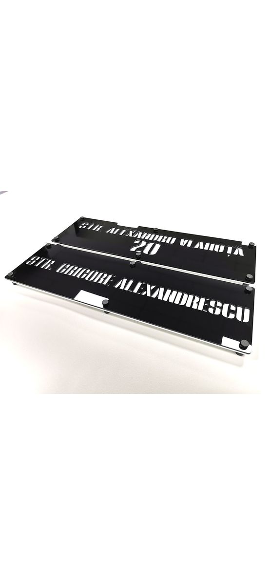 Plăcuţă 3D cu număr și/sau adresă casă, din plexi alb și negru, cu text personalizat