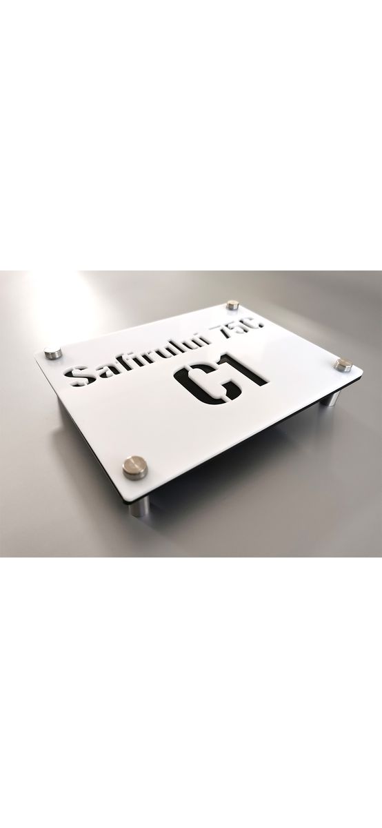 Plăcuţă 3D cu număr și/sau adresă casă, din plexi alb și negru, cu text personalizat