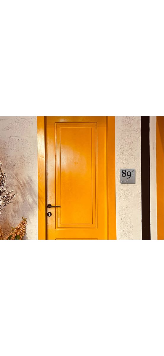Plăcuţă asimetrică cu număr casă, din acril, personalizată, cu 2 distanțiere incluse