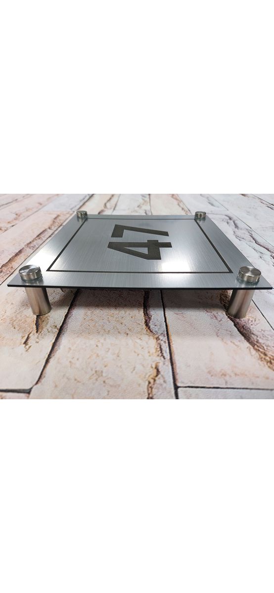Plăcuţă număr casă, din bond argintiu mat, personalizată prin gravare, cu 4 distanțiere incluse
