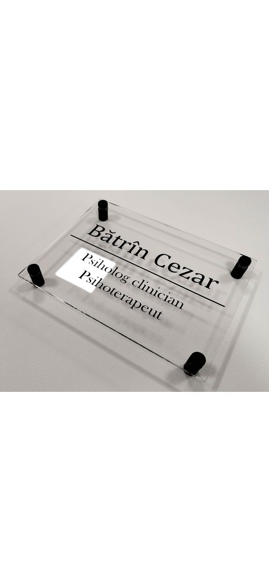Plăcuță indicatoare personalizată cu nume sau logo, distanțiere incluse