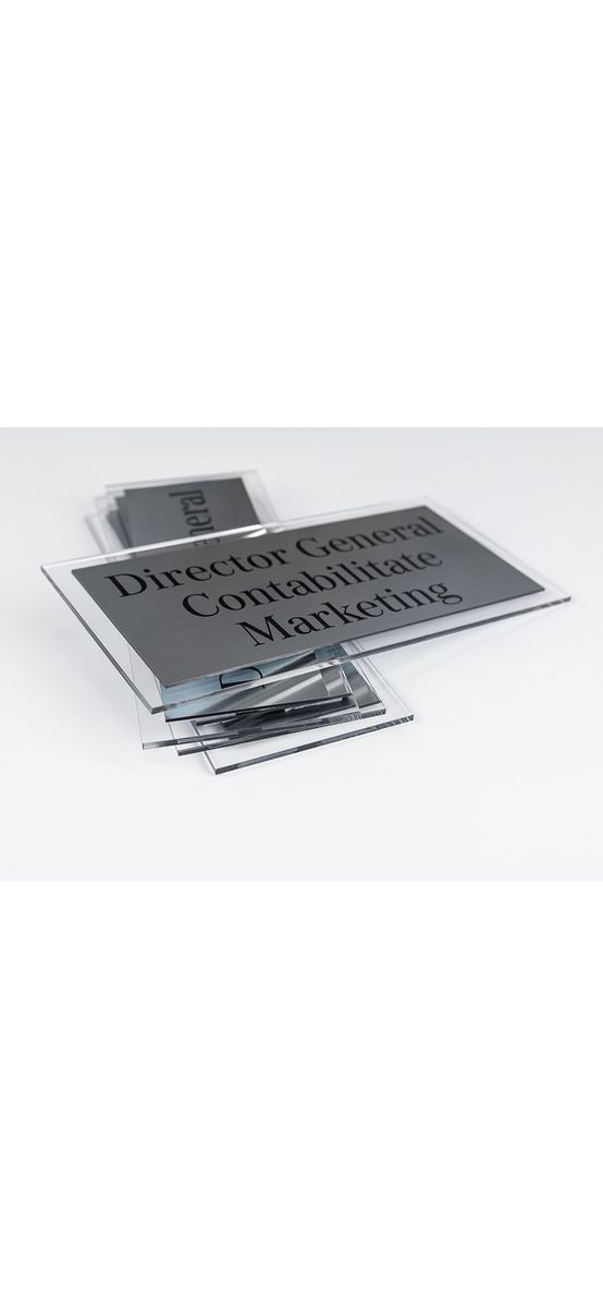 Plăcuță personalizată din bond gravat pe suport din plexiglass, cu text personalizat