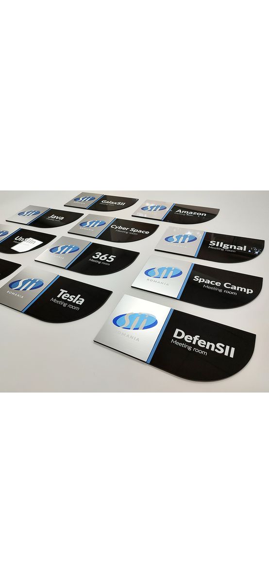 Plăcuță personalizată cu print UV pentru birouri, spații comerciale, firme și instituții, distanțiere incluse