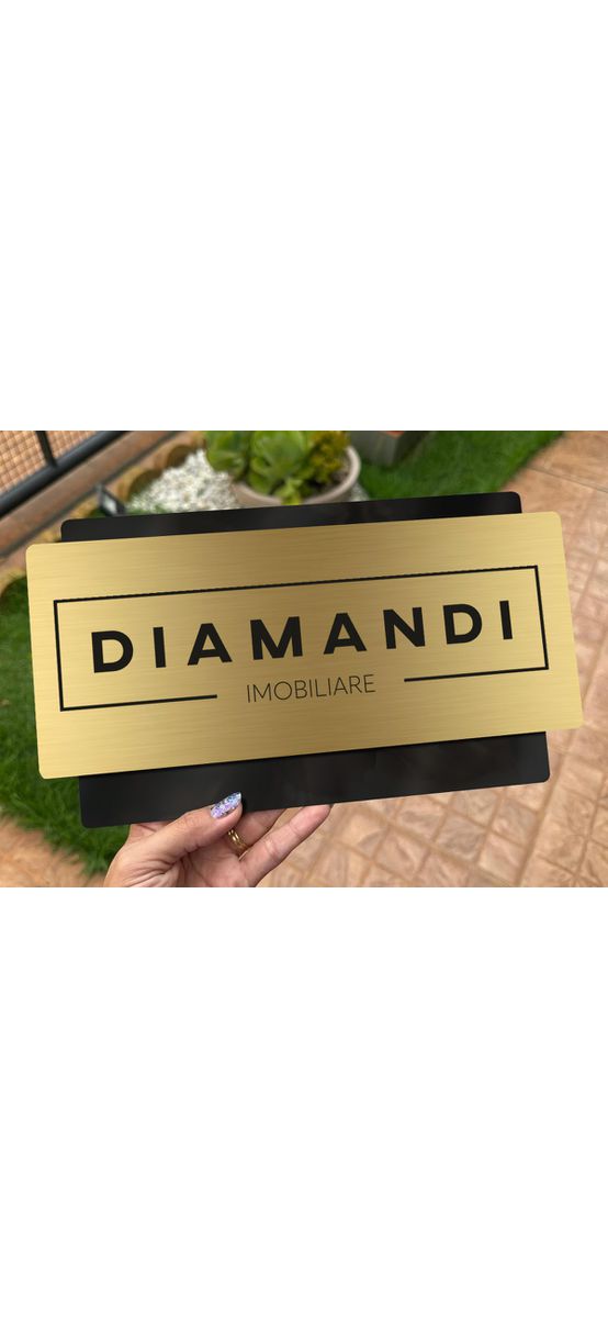 Plăcuță personalizată din două straturi cu print UV pentru birouri, spații comerciale, firme și instituții, distanțiere incluse