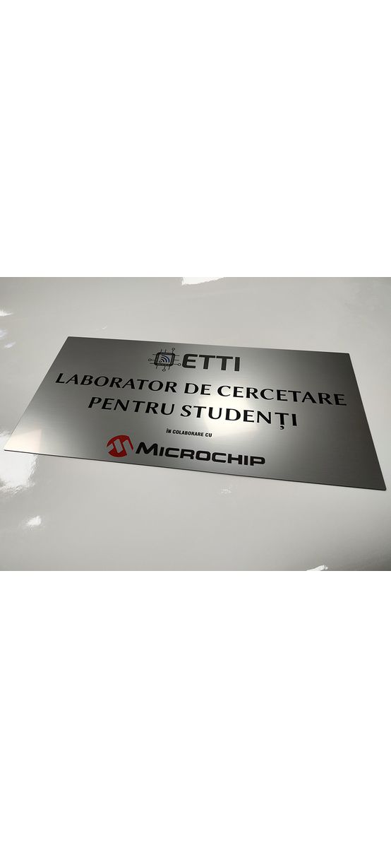 Plăcuță personalizată la comandă cu adresa sau afacerea ta cu logo, text sau grafică, printare UV, distanțiere incluse