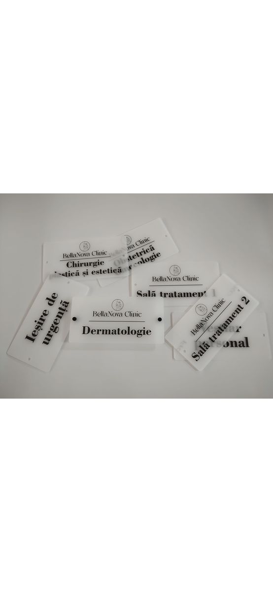 Plăcuță personalizată model din acril mat cu print UV pentru birouri, spații comerciale, firme și instituții, distanțiere incluse