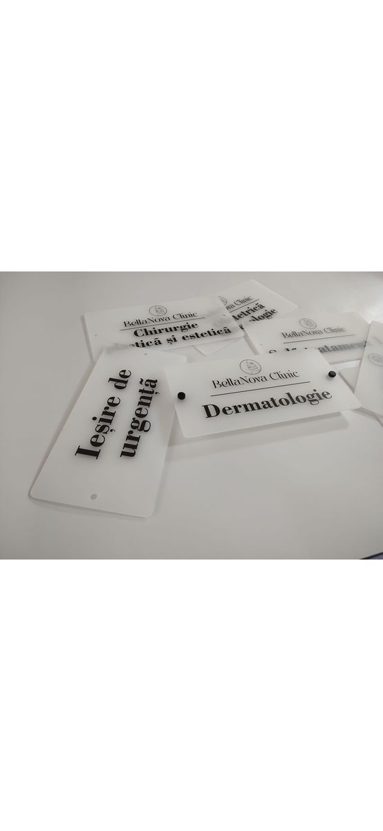 Plăcuță personalizată model din acril mat cu print UV pentru birouri, spații comerciale, firme și instituții, distanțiere incluse