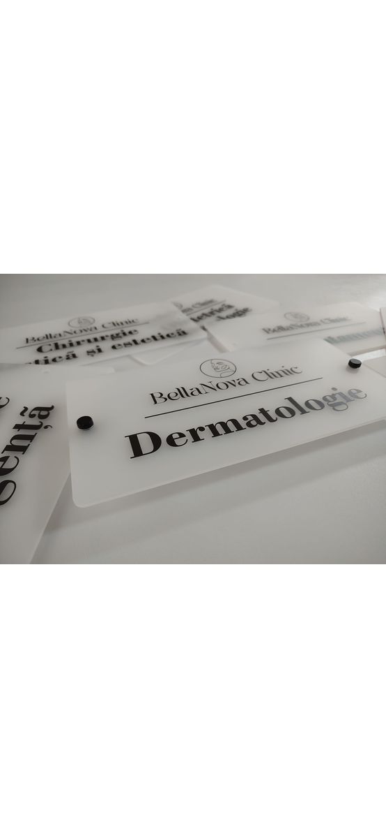Plăcuță personalizată model din acril mat cu print UV pentru birouri, spații comerciale, firme și instituții, distanțiere incluse