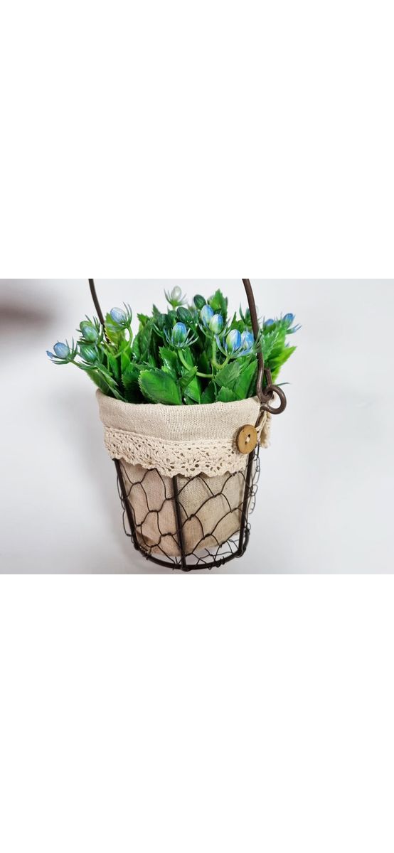 Găletuşă vintage cu plante verzi şi muguri albaştri