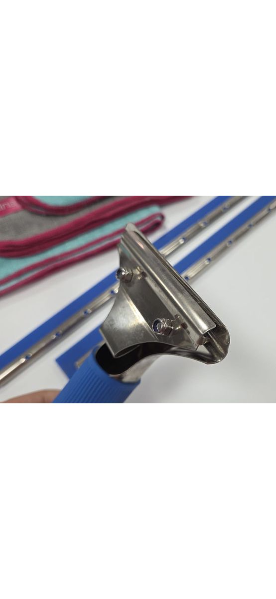Set 3 lavete microfibră şi racletă pentru curăţarea geamurilor