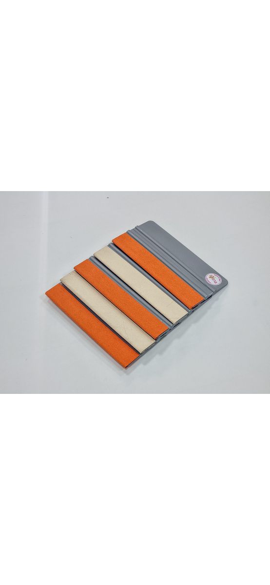 Racletă profesională din plastic, dimensiune 15x7,5 cm cu o latură din piele întoarsă