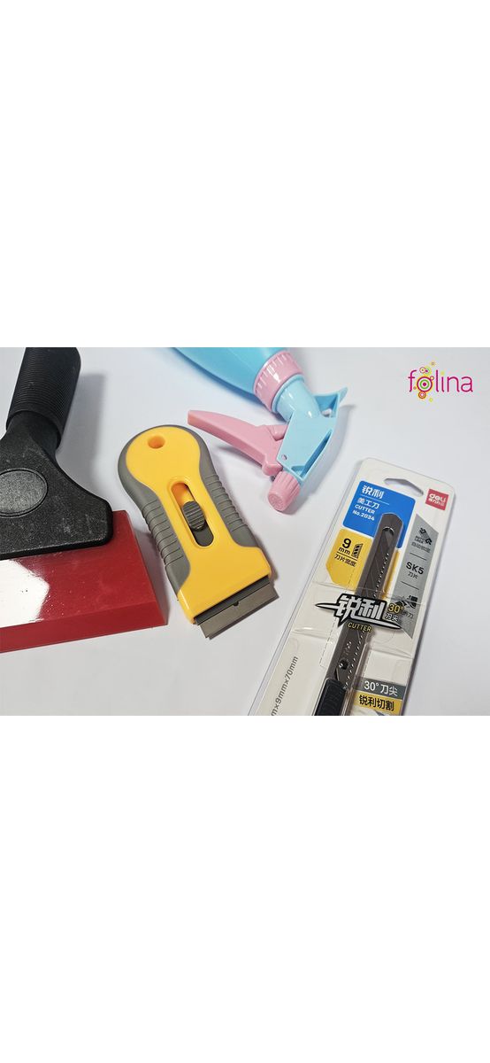 Set 4 accesorii necesare pentru aplicarea foliei pe geam - racletă, pulverizator, răzuitor şi cutter