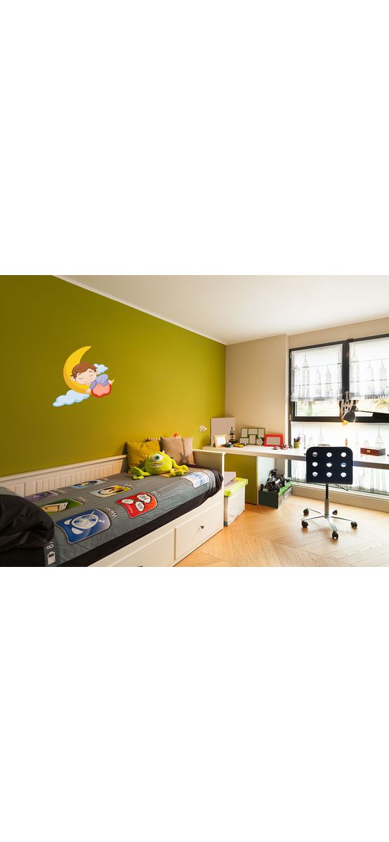 Sticker perete, băiat dormind pe lună, Folina 50 cm, racletă de aplicare inclusă.