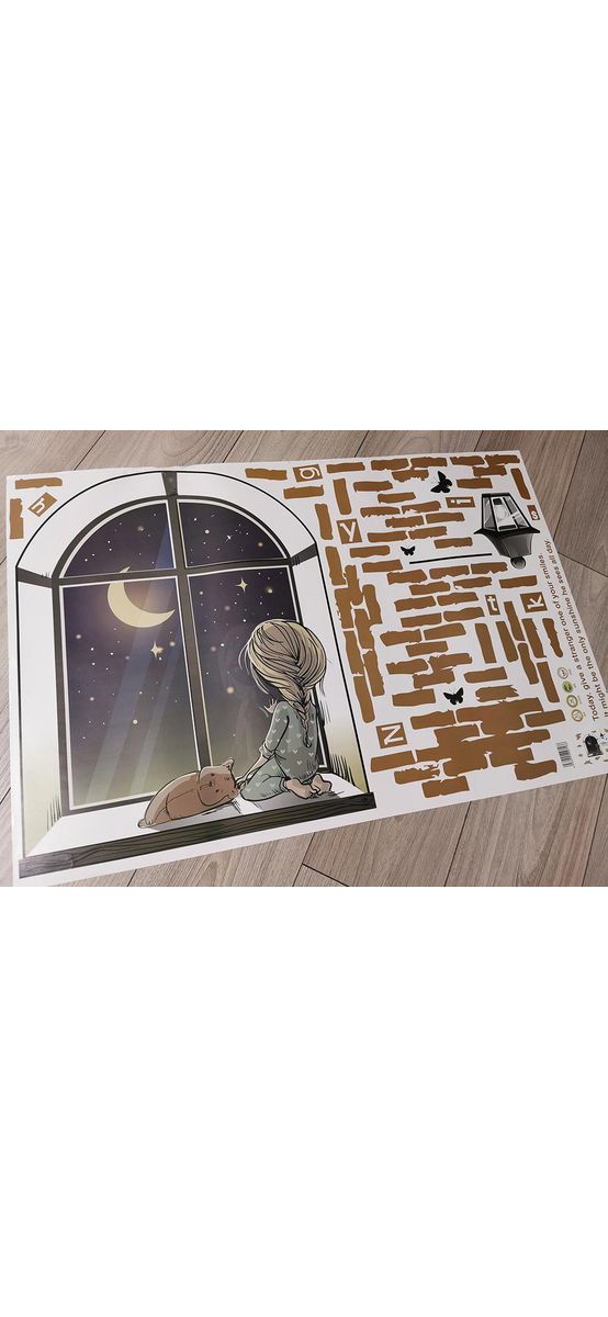 Sticker Fetiţa de la fereastră, Folina, decor maro