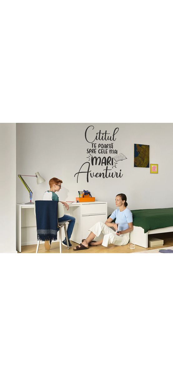 Sticker cu mesaj 'Cititul te poartă spre cele mai mari aventuri', decorațiune pentru școli și grădinițe, 99x110 cm, racletă de aplicare inclusă